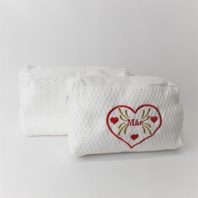 Duas bolsas brancas com bordado de coração e texto 