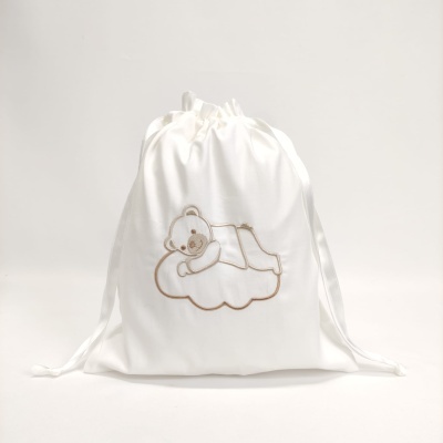 Saco branco de tecido com bordado de urso a relaxar numa nuvem