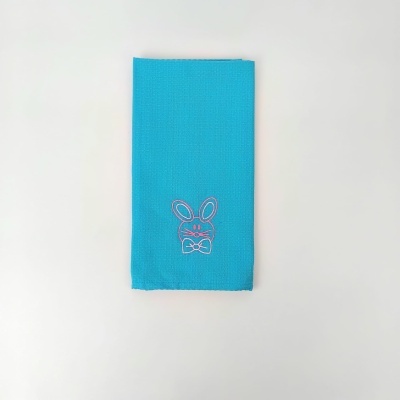Toalha azul com bordado de coelho cor-de-rosa