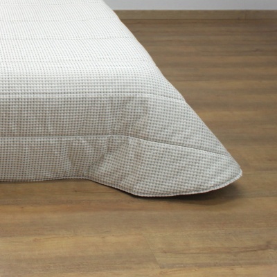 Cobertura de cama quadriculada em tons neutros