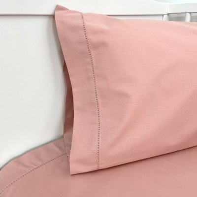 Travesseiro e lençol rosa liso com costura decorativa