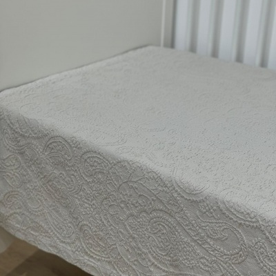 Toalha de mesa branca com padrão bordado em relevo