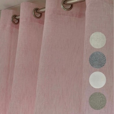Cortina rosa transparente com ilhós prateados pendurada num varão e amostras de cores à direita.
