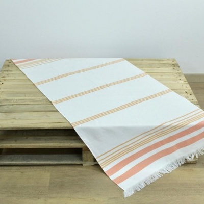 tecido branco com riscas cor de laranja e bege sobre mesa de paletes de madeira
