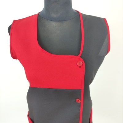 Colete vermelho com botões em manequim preto