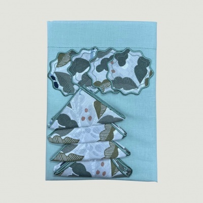 Toalha azul clara com guardanapos estampados dobrados