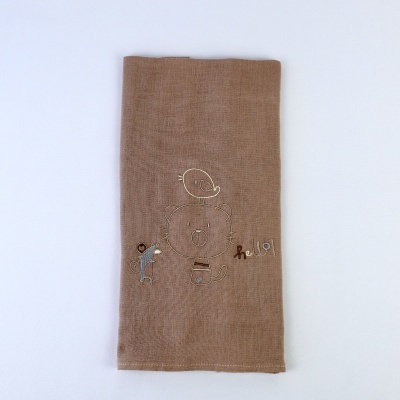 Toalha castanha clara com bordado em fundo branco