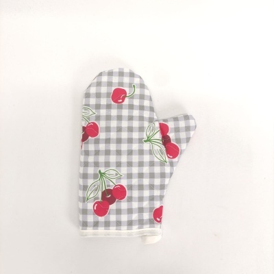 Luva de forno cinza com padrão de cerejas vermelhas