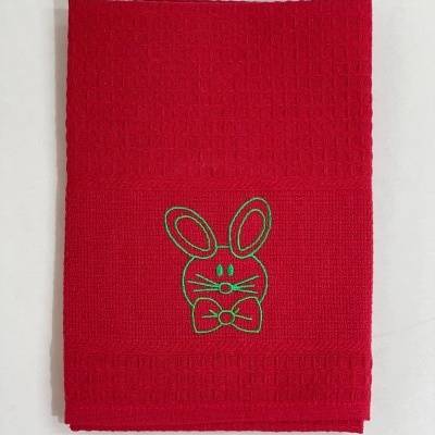 Toalha vermelha com bordado de coelho verde