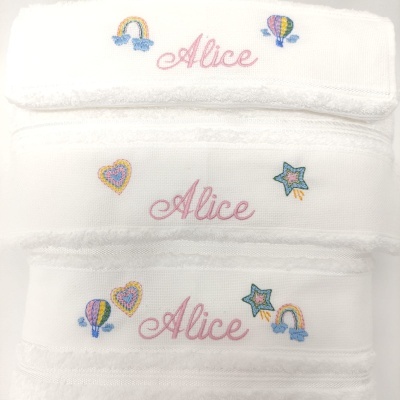 Conjunto de três toalhas brancas bordadas com o nome Alice e desenhos coloridos