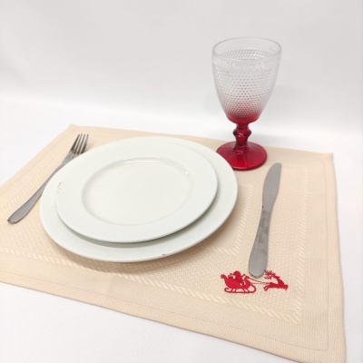 Conjunto de pratos, talheres e copo com guardanapo decorativo sobre fundo branco