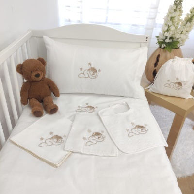 conjunto de roupa de cama e acessórios para bebé brancos com bordados castanhos de ursinho