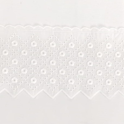 Faixa de renda branca com bordado floral e recortes em ziguezague