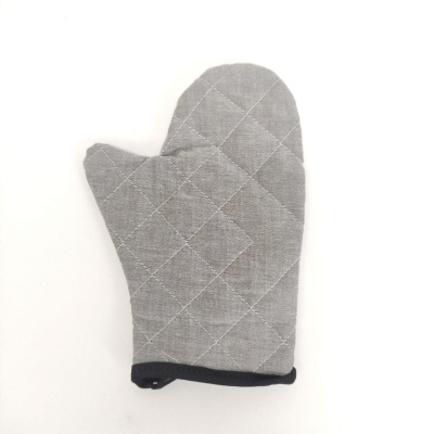 Luva de cozinha cinza claro matelassada com bainha preta