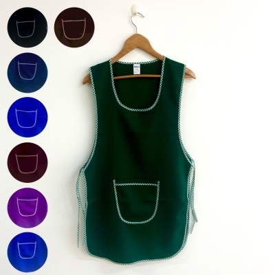 Avental verde com bolso frontal pendurado num cabide, com várias cores de aventais em círculos ao lado