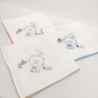 Toalhas de bebé brancas com ursinho e pássaro bordados, bordas coloridas em rosa, bege e azul