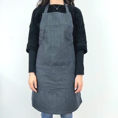 Pessoa a usar avental cinzento escuro com bolsos