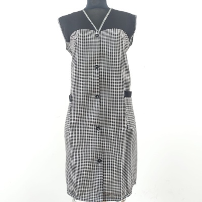 Vestido tipo avental preto e branco com botões e bolsos