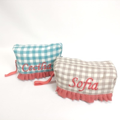 Duas bolsas de tecido vichy com nomes bordados e folho rosa.