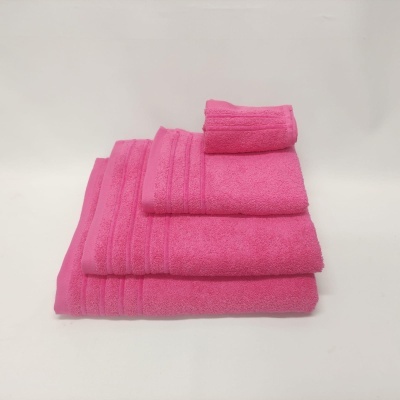 Conjunto de toalhas rosa de vários tamanhos com riscas em relevo.