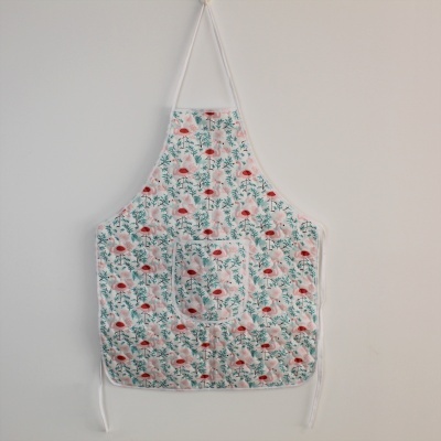 Avental de cozinha branco com padrão floral vermelho e verde com bolso frontal