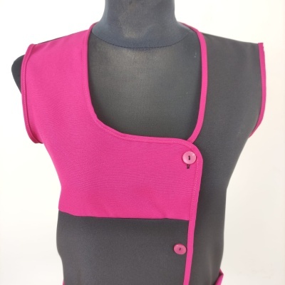 Colete rosa fúcsia com botões em manequim