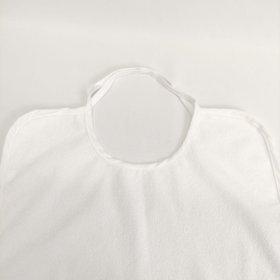 Fralda para adultos branca com abertura para pescoço