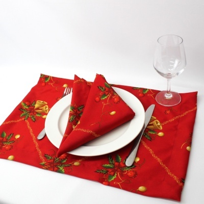 Conjunto natalício de guardanapo e pano de prato vermelho com padrão dourado e verde, prato branco, faca e copo