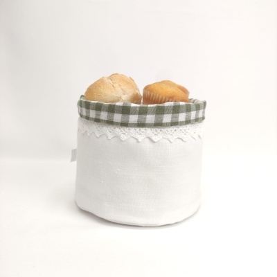 Cesto de tecido branco com pães dentro