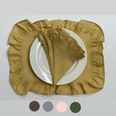 Guardanapo e sousplat amarelo-ocre com bordas franzidas sobre prato branco