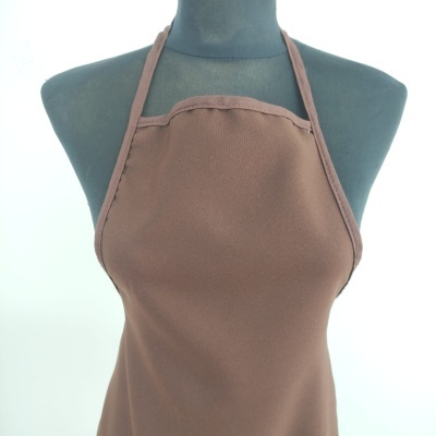 Avental castanho com alças ao pescoço em manequim preto
