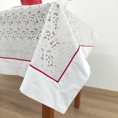 Toalha de mesa branca com bordado floral em renda e linha vermelha