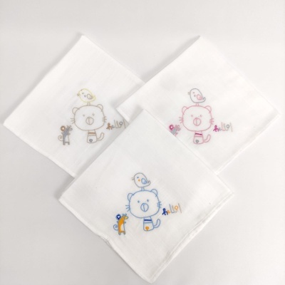Três fraldas de pano brancas com bordados de gato, pássaro e a palavra hello em cores variadas