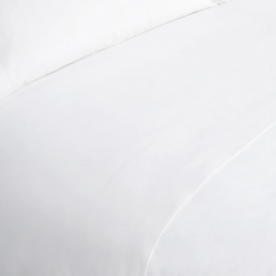 Conjunto de roupa de cama branca com textura lisa e suave