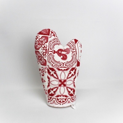 Luva de forno com padrões decorativos em vermelho e branco