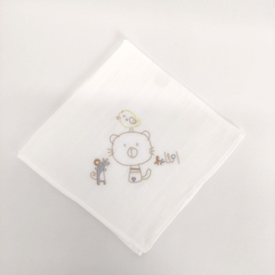 Lenço branco com bordado de urso, pássaro, flor e chave