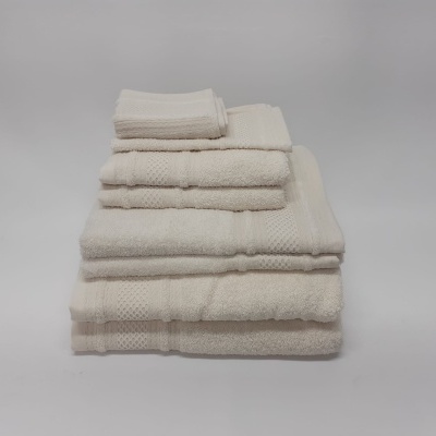 Conjunto de toalhas creme empilhadas com textura felpuda