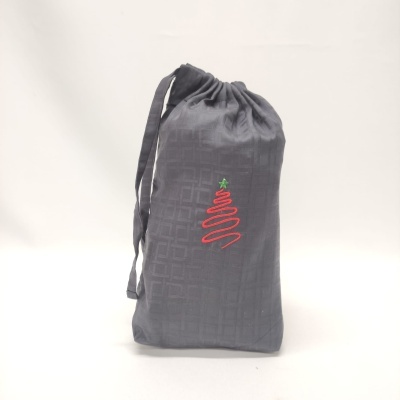 Saco cinza de tecido com bordado de árvore de Natal