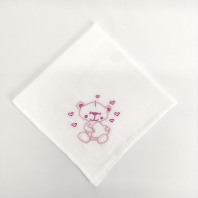Lenço branco com urso bordado cor-de-rosa e corações