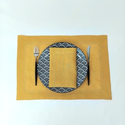 conjunto de mesa amarelo com prato cinza e talheres pretos