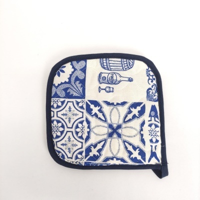 Porta-panela quadrado com padrão azul e branco com motivos de azulejos, barril, garrafa e copo