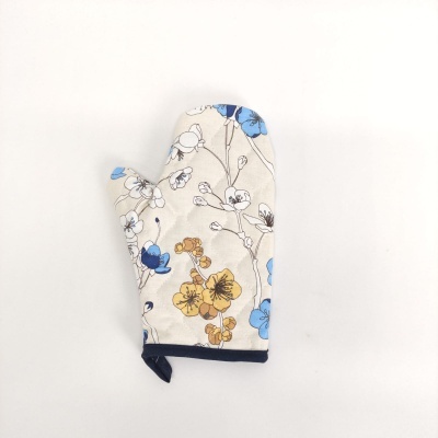 Luvas de forno com padrão floral colorido sobre fundo bege