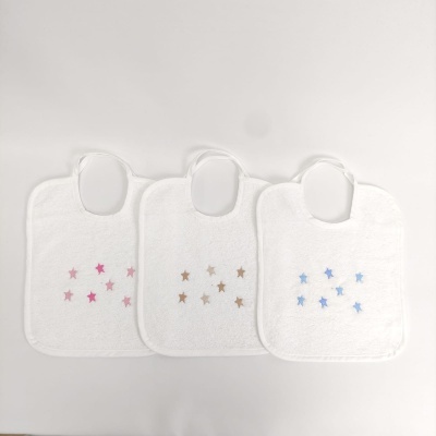 Três babetes brancos com estrelas bordadas coloridas