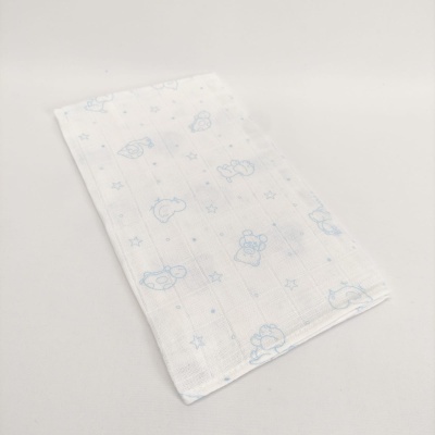 Toalha branca com desenhos infantis azuis