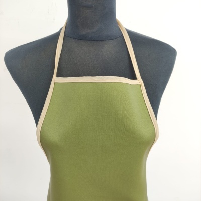 Avental verde com bordas bege em manequim preto