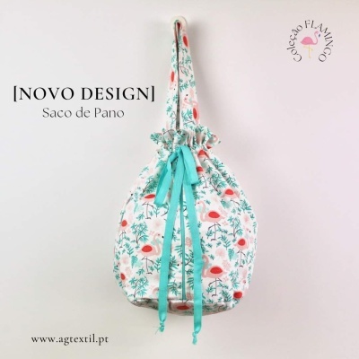 Saco de pano branco com padrão de flamingos cor-de-rosa e folhas verdes, cordões azul-turquesa