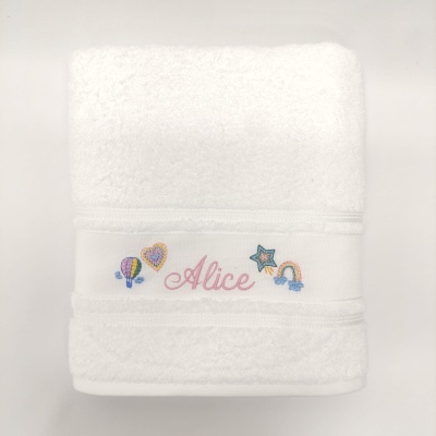 Toalha branca de algodão com nome Alice bordado e desenhos coloridos