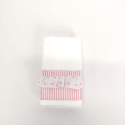 Toalha branca com faixa rosa às riscas e laço branco com pontos rosa