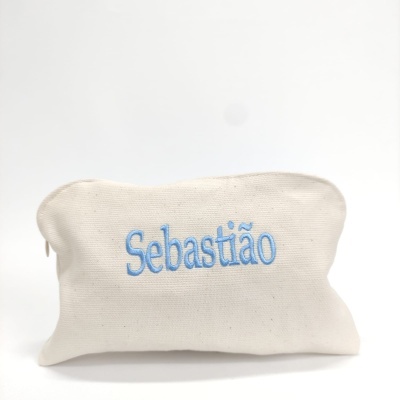 Estojo tecido creme com nome Sebastião bordado a azul