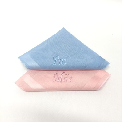 Panosp de tecido azul e rosa com bordados 'Pai' e 'Mãe'